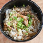 少ない手間で作れる！鮭ハラスとまいたけの混ぜごはん