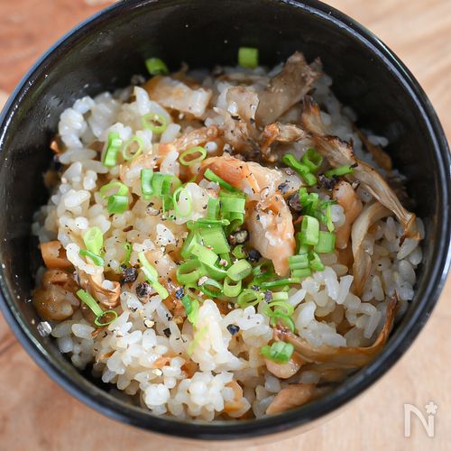 少ない手間で作れる!鮭ハラスとまいたけの混ぜごはん