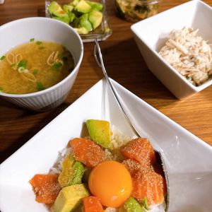 ねこまりも🐈‍⬛の作ってみた!投稿(『サーモンとアボカドのポキ丼』簡単時短でも絶品丼♡)