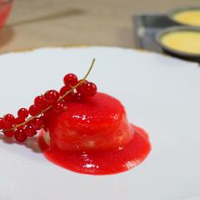 シンプルななめらかプリンに酸味に効いたグロゼイユソース