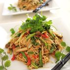 コク旨マンゴーピーナッツソースのアジア麺
