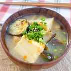 ボリュームたっぷり☆焼きナスと絹揚げのピリ辛味噌汁