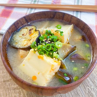 ボリュームたっぷり☆焼きナスと絹揚げのピリ辛味噌汁