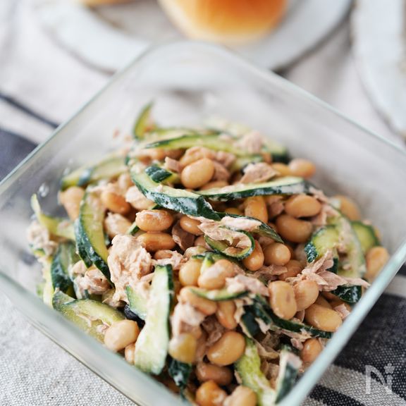抱えて食べたい♪「たっぷり豆ときゅうりのサラダ」