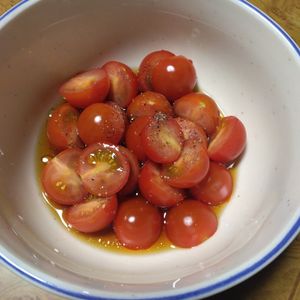 ももの作ってみた!投稿(切って和えるだけ！ミニトマトのめんつゆマリネ)