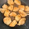 フライパンひとつで！鶏むね肉のさっぱりレモン煮の工程3