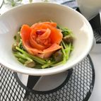 豆苗のバターケイパーソテーとスモークサーモンのアミューズ