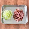 混ぜてのせるだけ◎やみつき【ねぎだく焼豚丼】の工程1