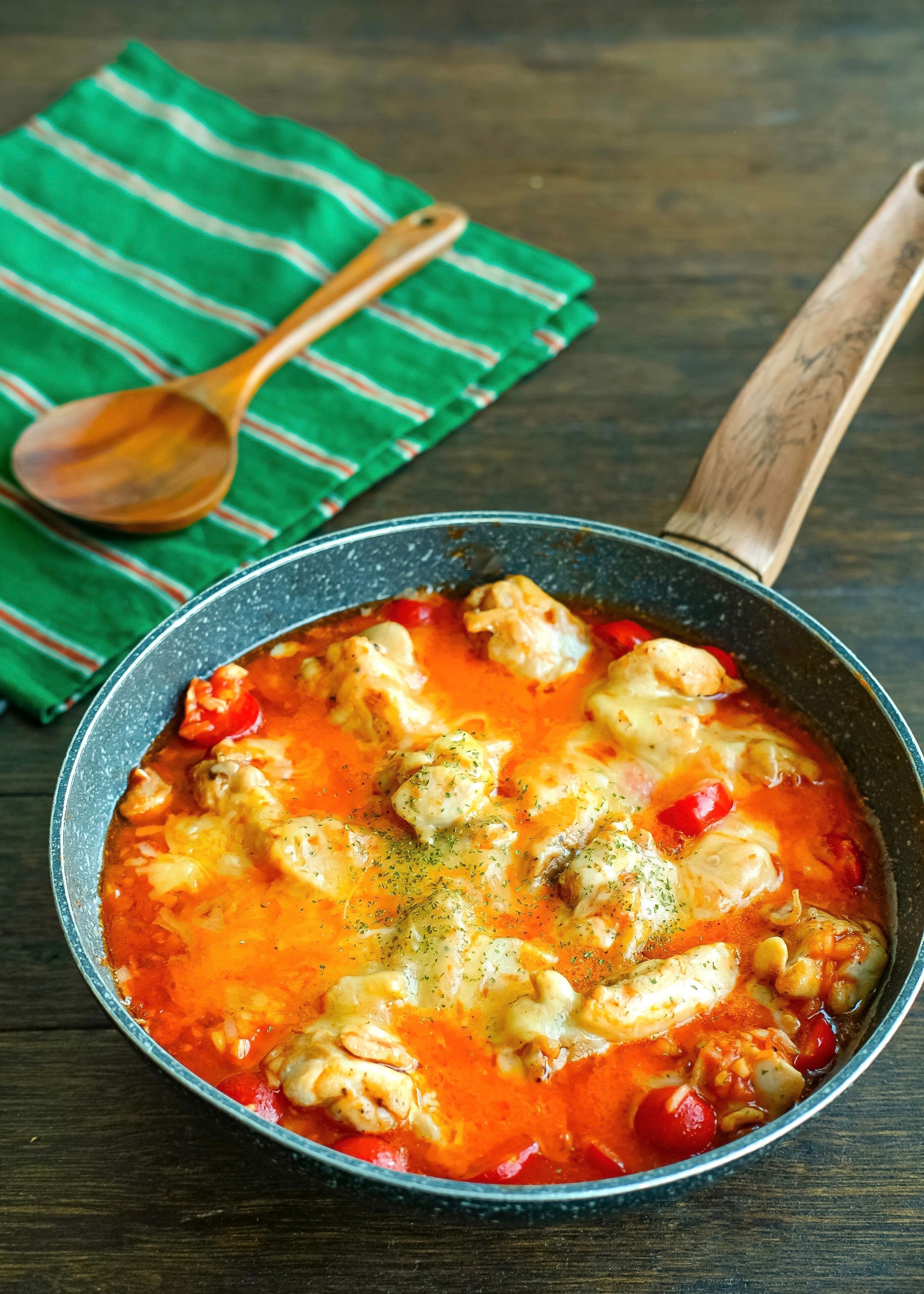 トマト缶無し！鶏肉のピザ風トマト煮 | レシピサイトNadia