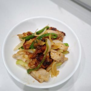 ななももママの作ってみた!投稿(行列の定食屋さんの🍚ピーマンと玉葱のテリヤキチキン炒め🤩)