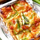 簡単手軽♪【ジューシーアスパラととろけるチーズのパイピザ】