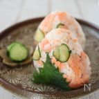 鮭とキュウリとショウガのおにぎり