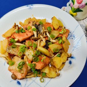 AKARI☆の作ってみた!投稿(【秋鮭とじゃが芋のにんにく味噌バター炒め】ご飯が進む！！)