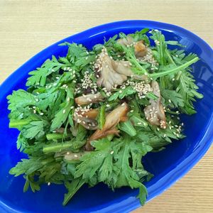 Tsuneaki Okadaの作ってみた!投稿(春菊と舞茸のベーコンの冬のサラダ)