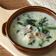 ご飯は凍ったまま！レンジで簡単ベーコンとほうれん草のリゾット