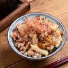 梅干しの酸味が沁みる「なめことタケノコの梅おかか釜飯」