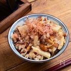 梅干しの酸味が沁みる「なめことタケノコの梅おかか釜飯」