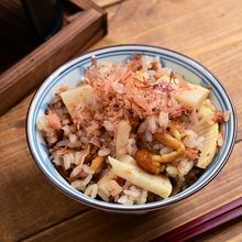 梅干しの酸味が沁みる「なめことタケノコの梅おかか釜飯」