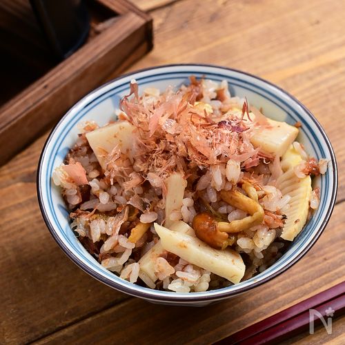 梅干しの酸味が沁みる「なめことタケノコの梅おかか釜飯」