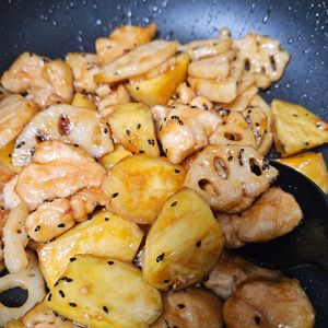 ウー子の作ってみた!投稿(さつまいもと蓮根と鶏肉の甘酢炒め☆食感が楽しい♩絶品おかず)