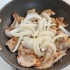 定番調味料でがっつり♪【豚こまと玉ねぎのスタミナ焼き】の工程3