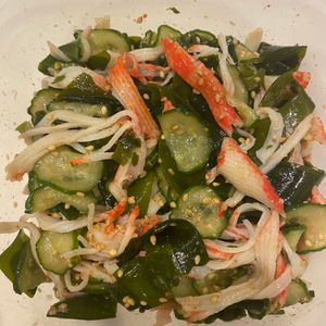 おかか昆布🍙の作ってみた!投稿(あと1品に♪『かにかまときゅうりとわかめの胡麻ポン酢和え』)