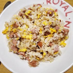 ナムディの作ってみた!投稿(香ばし魚肉ソーセージのガーリックペッパーチャーハン)