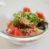 ［夏も腸活♪なすとトマトのめんつゆ和え］チンして和えるだけ！の工程2