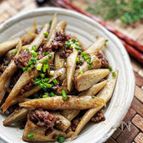 ごぼうのゴロゴロひき肉こってり炒め《食べ応え抜群》