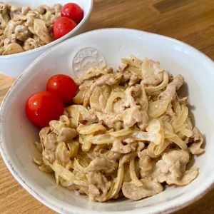 ゆかりの作ってみた!投稿(豚こまと玉ねぎのめんつゆマヨソテー丼)