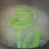 根菜とお豆のクリームクリスマスリースピザの工程2