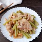 フキと豚バラのすり胡麻炒め