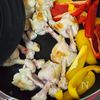 フライパン1つで!鶏手羽元とパプリカのガーリック照り焼きの工程2