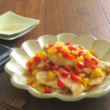 お弁当やおつまみに♪鶏むね肉とパプリカのゆずこしょう炒め