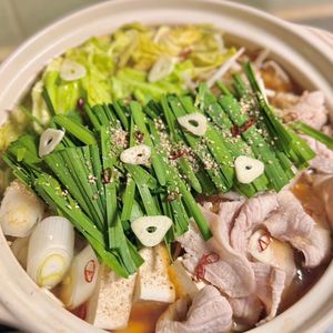 やあの作ってみた!投稿(【豚バラキャベツのもつ鍋風】焦がし醤油香る♬鍋の〆は辛麺風♡)