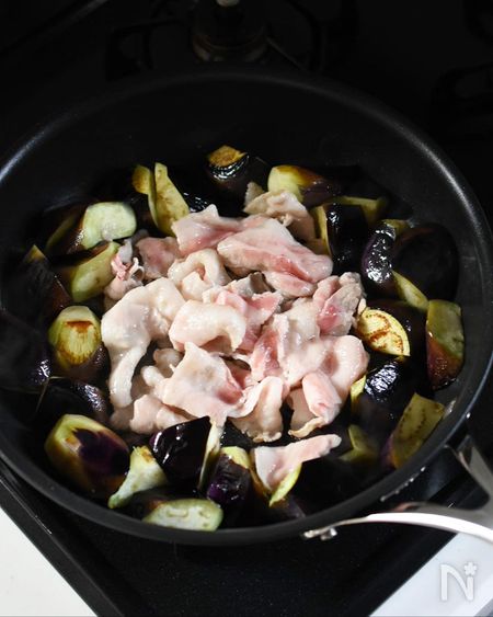 なすを焼き、豚肉を炒める