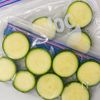 凍ったまま白だしを入れるだけ！冷凍ズッキーニのおひたしの工程1