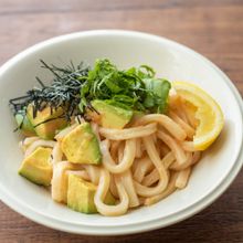 ＼パパっとランチに／ 冷製アボカド明太うどん