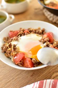 [腸活もできる！スパイシーとま玉そぼろ丼]ワンパンで簡単♪