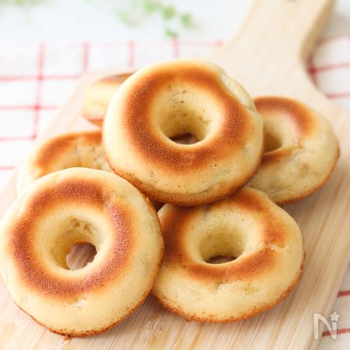 混ぜて焼くだけ！米粉とバナナの焼きドーナツ
