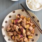 ごはんがすすむ～！鶏もも肉とさつまいものカンタン黒酢炒め