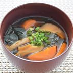 干し椎茸・にんじん・わかめの味噌汁