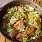 ワンパン10分！【鶏むね肉とキャベツの旨塩炒め】胡麻油香る♩