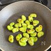 香ばしじゅわ〜！そら豆とベーコンのガリバタ炒めの工程2