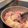 10分で簡単！【ミートチーズ丼】の工程2