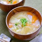 『じゃがいもと人参と玉ねぎのお味噌汁』