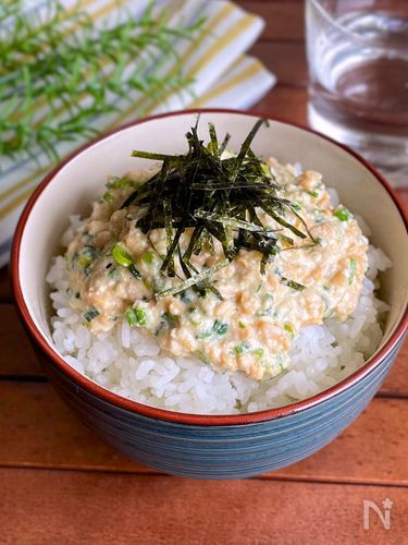【速攻！超簡単レシピ】豆腐×納豆で即席とろろ風!?「ふわネバねぎ丼」混ぜてのせるだけ♪