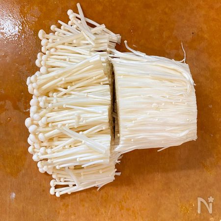 えのきは石づきを切り落とし、半分に切っておく