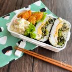 小松菜としらすの甘辛炒めと目玉焼きのおにぎらず