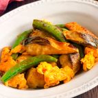 サバと卵とスナップエンドウのカレー炒め